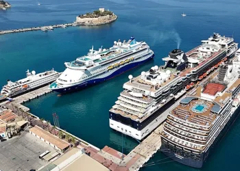 Kuşadası’na 5 kruvaziyer gemisi birden yanaştı