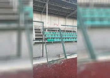 Buldan’da stattaki tribün kapısı yerinden söküldü