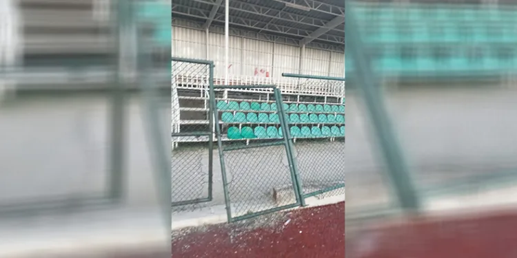 Buldan’da stattaki tribün kapısı yerinden söküldü