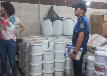 Tonlarca bozulmuş ve etiketsiz ürün imha edildi