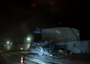 Hatay’da beton pompası taşıyan tır devrildi