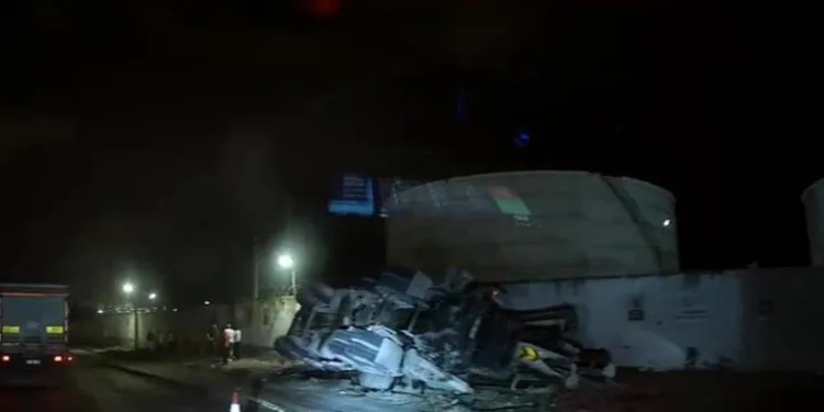 Hatay’da beton pompası taşıyan tır devrildi