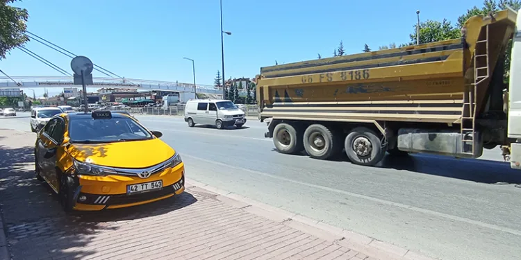 Yaya üst geçidi yerine caddeden geçmek isterken canından oldu