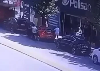 Freni boşalan kamyon dehşet saçtı