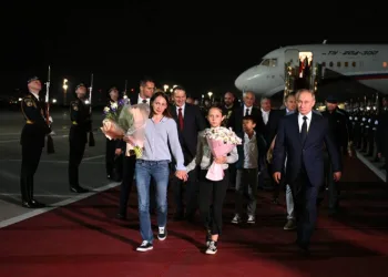 Vladimir Putin, Rus esirleri havaalanında karşıladı