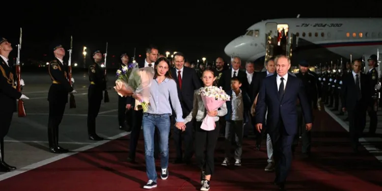 Vladimir Putin, Rus esirleri havaalanında karşıladı