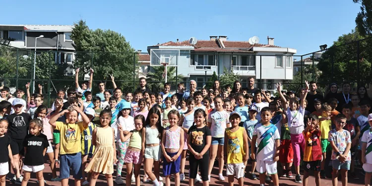 Başkan Şadi Özdemir, çocuklarla spor yaptı