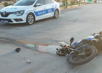 Kamyonun altında kalmaktan kurtulan motosiklet sürücüsü ölümden döndü