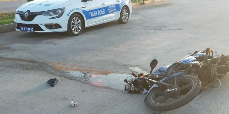 Kamyonun altında kalmaktan kurtulan motosiklet sürücüsü ölümden döndü