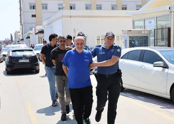 Kimlik soran polise taşla saldıran 5 şüpheli tutuklandı