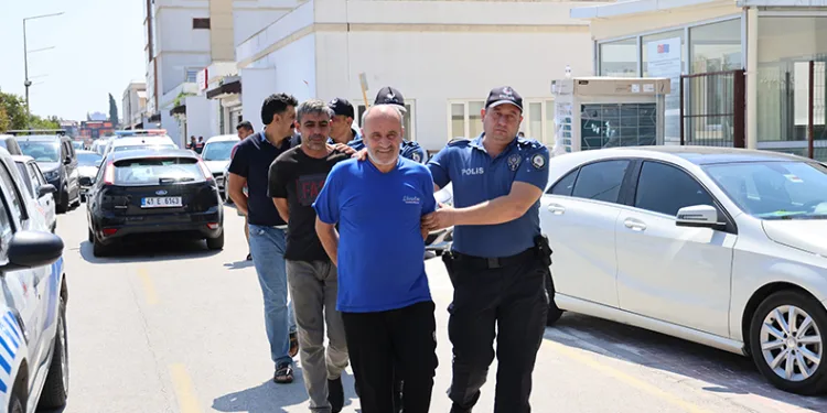 Kimlik soran polise taşla saldıran 5 şüpheli tutuklandı
