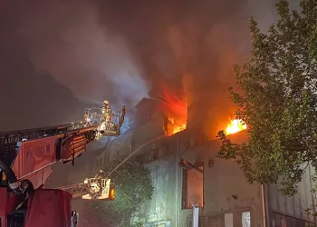 Bağcılar’da 5 katlı fabrika alevlere teslim oldu