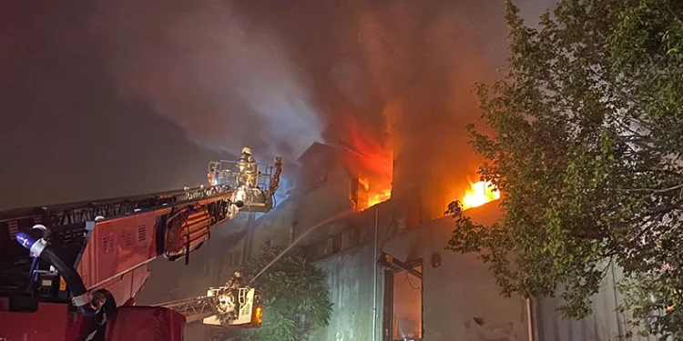 Bağcılar’da 5 katlı fabrika alevlere teslim oldu