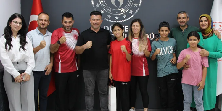 Başarılı sporcuya hediye verdi