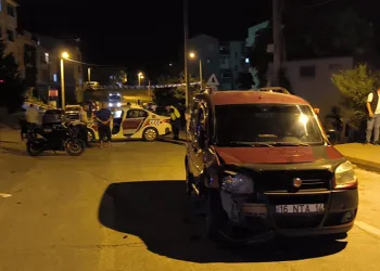 Hafif ticari araç ile motosiklet çarpıştı