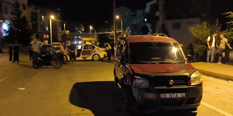 Hafif ticari araç ile motosiklet çarpıştı