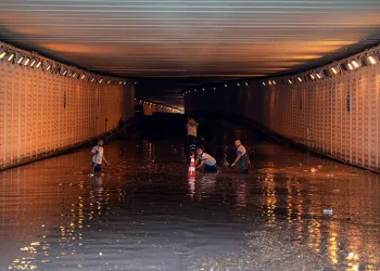 Bahçelievler Recep Yazıcıoğlu altgeçidini su bastı araçlar mahsur kaldı