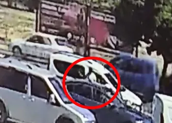 Balkonda oynayan 14 aylık bebeği vurdu