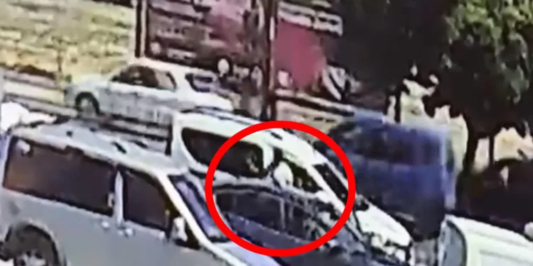 Balkonda oynayan 14 aylık bebeği vurdu
