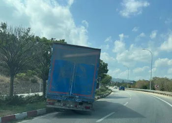 Direksiyon başında fenalaşan sürücü orta refüje çıktı