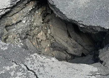 Sarıyer’de yolda çökme meydana geldi