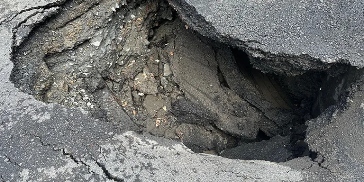 Sarıyer’de yolda çökme meydana geldi