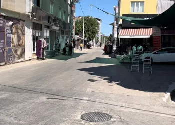Motosiklet yolun karşısına geçen yayaya çarptı
