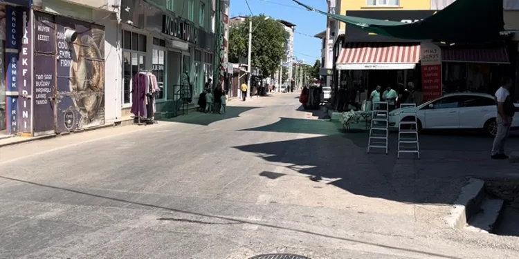 Motosiklet yolun karşısına geçen yayaya çarptı