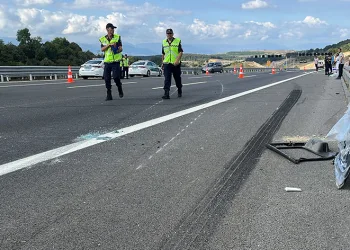 Tırla çarpışan aracın kapısı koptu: Yolcu yola düştü