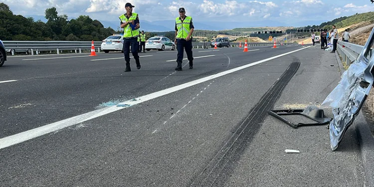 Tırla çarpışan aracın kapısı koptu: Yolcu yola düştü
