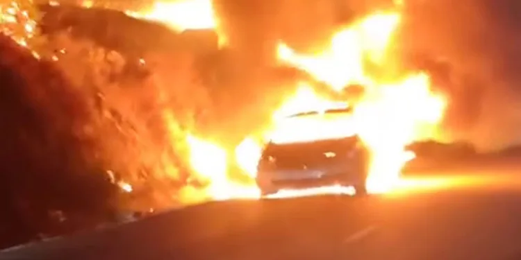 Motor bölümünde başlayan yangın aracı alev topuna çevirdi