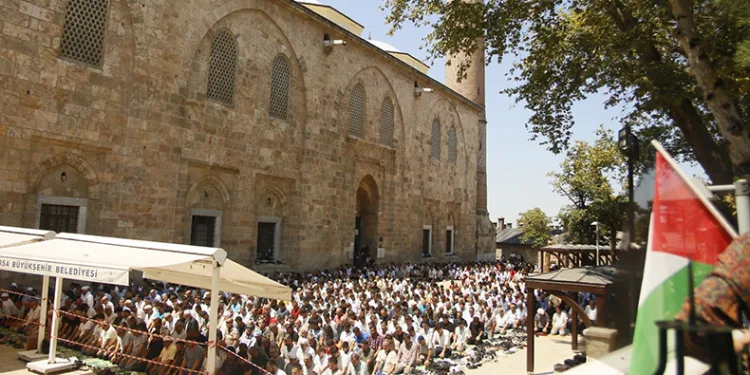 Bursa’da yüzlerce kişi Haniye için gıyabi cenaze namazına durdu