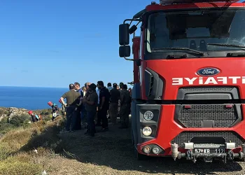 Yangına müdahale eden itfaiye personeli uçurumdan düştü