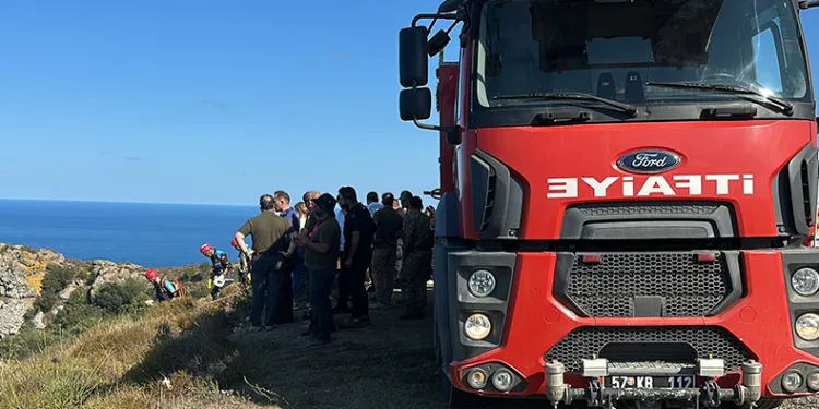 Yangına müdahale eden itfaiye personeli uçurumdan düştü