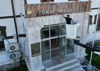 ‘T.C.’ ibaresi Tokat Belediyesi tabelasında yerini aldı