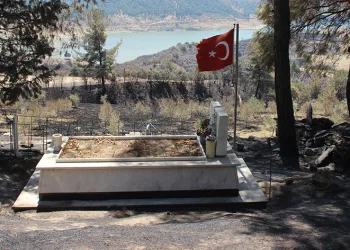 Yangında şehit mezarı yanmadı