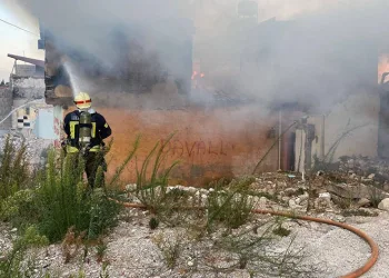 2 katlı metruk bina alevlere teslim oldu