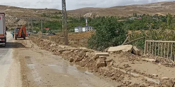 Gürün’de selin izleri siliniyor