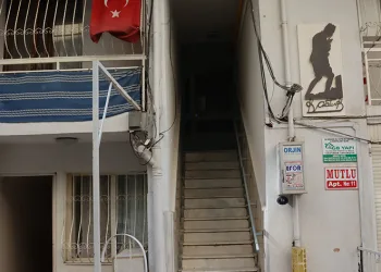 Kiracıya dehşeti yaşatan firari saldırgan ve yanındaki annesi yakalandı