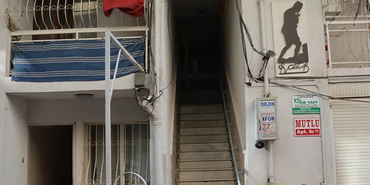 Kiracıya dehşeti yaşatan firari saldırgan ve yanındaki annesi yakalandı