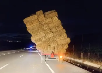 Otomobil saman yüklü traktör ila çarpıştı