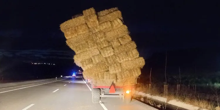 Otomobil saman yüklü traktör ila çarpıştı