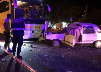 Moladan çıkan otobüs karşı şeride geçip otomobile çarptı