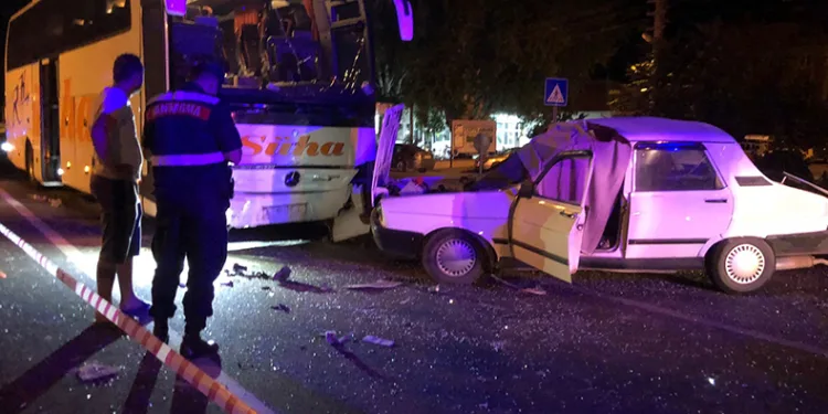 Moladan çıkan otobüs karşı şeride geçip otomobile çarptı
