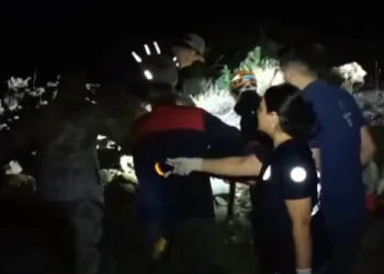 Dereye uçan otomobilde sıkışan yaralıyı AFAD kurtardı