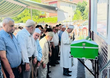 Sevilen eski muhtar gözyaşları arasında toprağa verildi