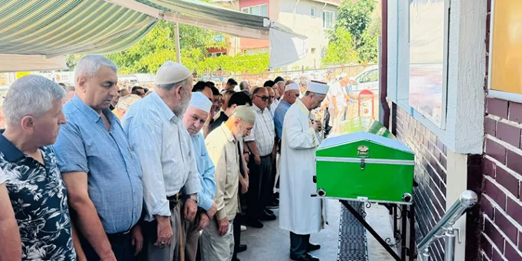 Sevilen eski muhtar gözyaşları arasında toprağa verildi
