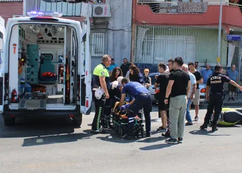 Ters yönden çıktı, motosiklete çarpıp kaçtı