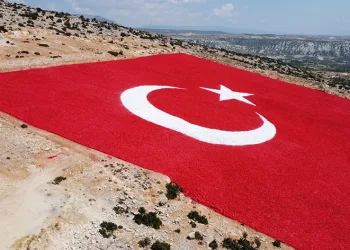 Mersin’de zemine işlenmiş büyük Türk bayrağı boyandı