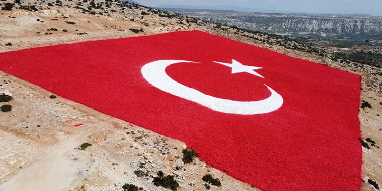 Mersin’de zemine işlenmiş büyük Türk bayrağı boyandı